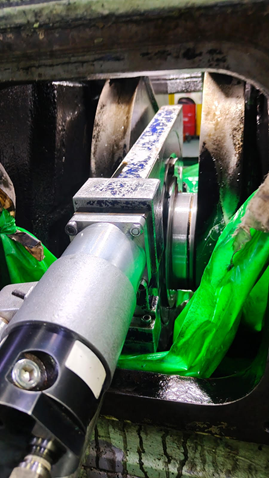 In situ crankshaft grinding under process
